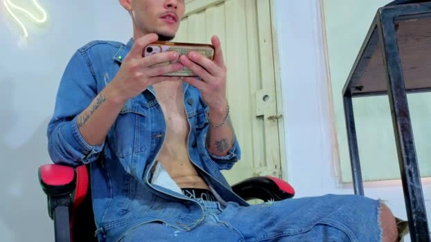 iamkelvis Live 29-04-2026 Gay Cam deep wank